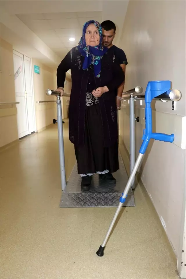 Sedyeyle geldiği hastaneden yürüyerek çıkmak istiyor Sedyeyle geldiği hastaneden yürüyerek çıkmak istiyor