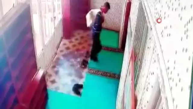 Sırtında çuvalla geldi, caminin ses sistemini böyle çaldı