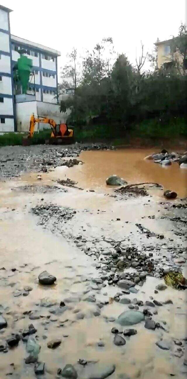 Son dakika: Artvin'de sel! Dereler taştı, yollar kapandı