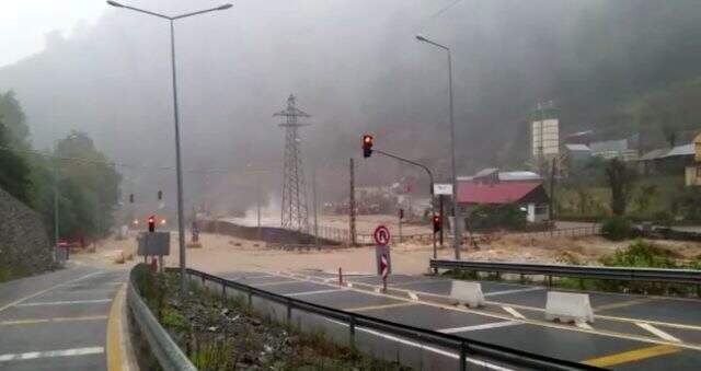 Son dakika: Artvin'de sel! Dereler taştı, yollar kapandı