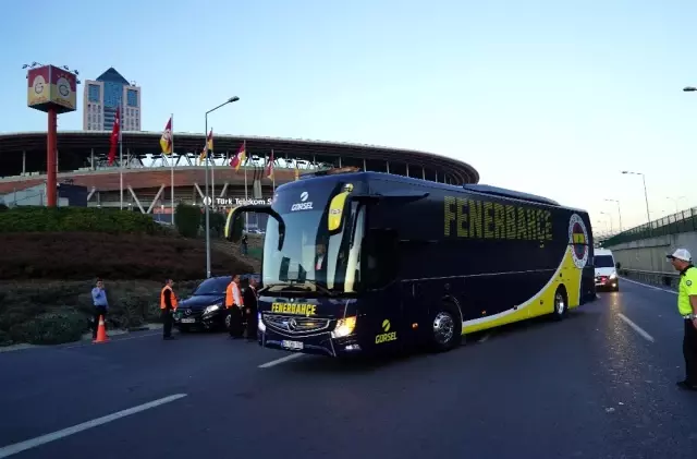 Takımlar stada ulaştı