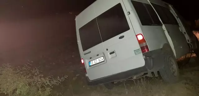Uygulamadan kaçan minibüs şarampole uçtu Uygulamadan kaçan minibüs şarampole uçtu