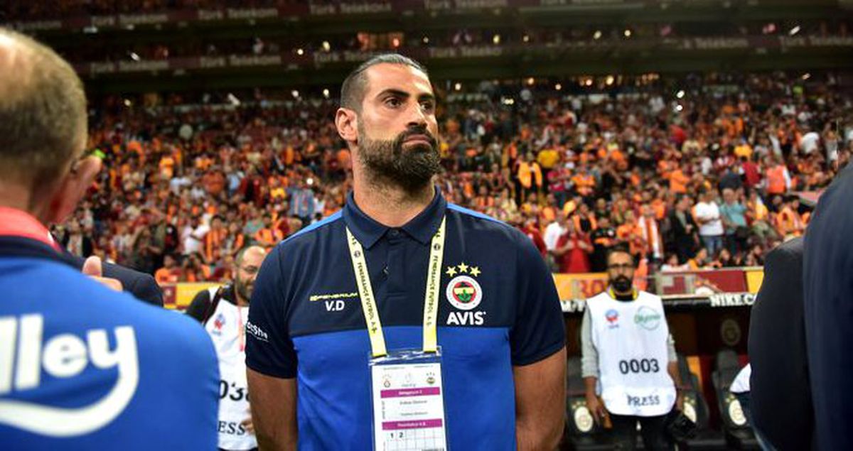 Volkan Demirel, derbiyi soyunma odasında takip ediyor