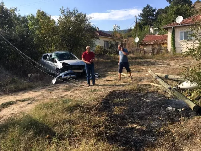 Yoldan çıkan otomobil elektrik direğine çarparak durabildi Yoldan çıkan otomobil elektrik direğine çarparak durabildi