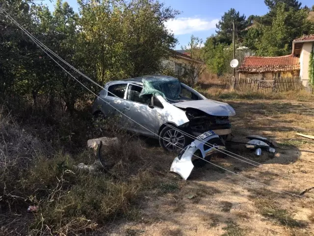 Yoldan çıkan otomobil elektrik direğine çarparak durabildi Yoldan çıkan otomobil elektrik direğine çarparak durabildi