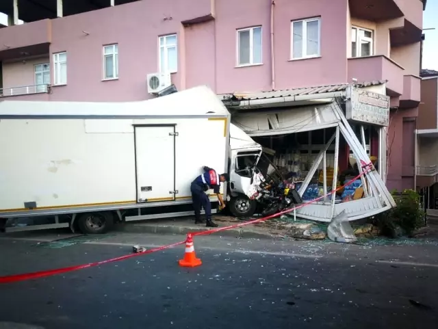 5 kişiye çarpıp markete giren kamyonun korkunç kazası kameraya yansıdı 5 kişiye çarpıp markete giren kamyonun korkunç kazası kameraya yansıdı