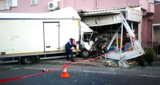 5 kişiye çarpıp markete giren kamyonun korkunç kazası kameraya yansıdı 5 kişiye çarpıp markete giren kamyonun korkunç kazası kameraya yansıdı