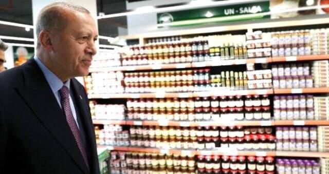 Alışveriş yapan Cuhmurbaşkanı Erdoğan'ın plastik poşet kullanmaması dikkatlerden kaçmadı