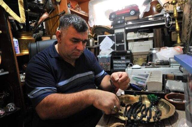 Balina kusmuğundan tesbih yaptı! Siparişlere yetişemiyor