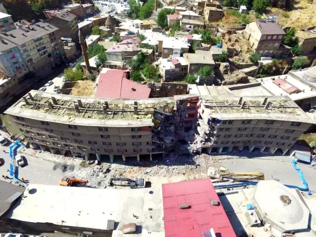 Bitlis'te dere üstü ıslah projesi kapsamında yıkımlar başladı Bitlis'te dere üstü ıslah projesi kapsamında yıkımlar başladı