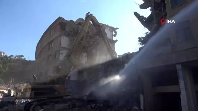 Bitlis'te 'Dere Üstü Islah' projesi kapsamında ilk yıkımlar başladı Bitlis'te 'Dere Üstü Islah' projesi kapsamında ilk yıkımlar başladı