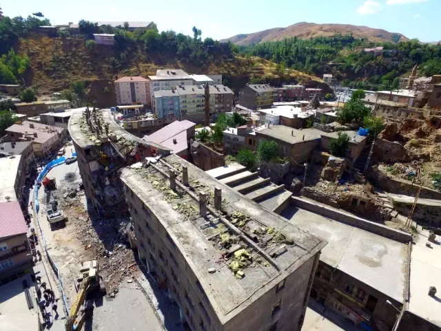 Bitlis'te dere üstü ıslah projesi kapsamında yıkımlar başladı Bitlis'te dere üstü ıslah projesi kapsamında yıkımlar başladı
