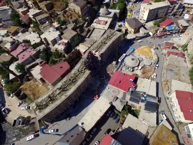 Bitlis'te dere üstü ıslah projesi kapsamında yıkımlar başladı Bitlis'te dere üstü ıslah projesi kapsamında yıkımlar başladı