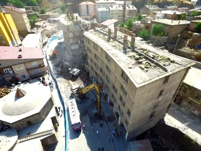 Bitlis'te dere üstü ıslah projesi kapsamında yıkımlar başladı Bitlis'te dere üstü ıslah projesi kapsamında yıkımlar başladı