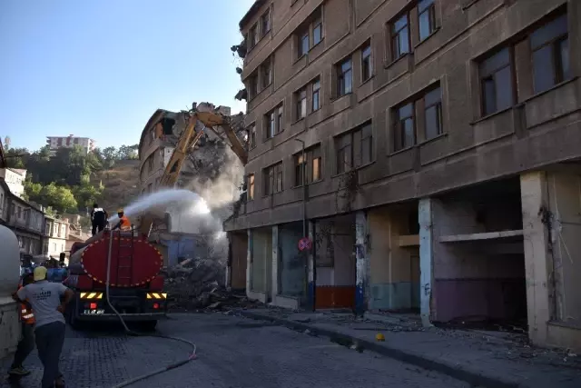 Bitlis'te dere üstü ıslah projesi kapsamında yıkımlar başladı Bitlis'te dere üstü ıslah projesi kapsamında yıkımlar başladı