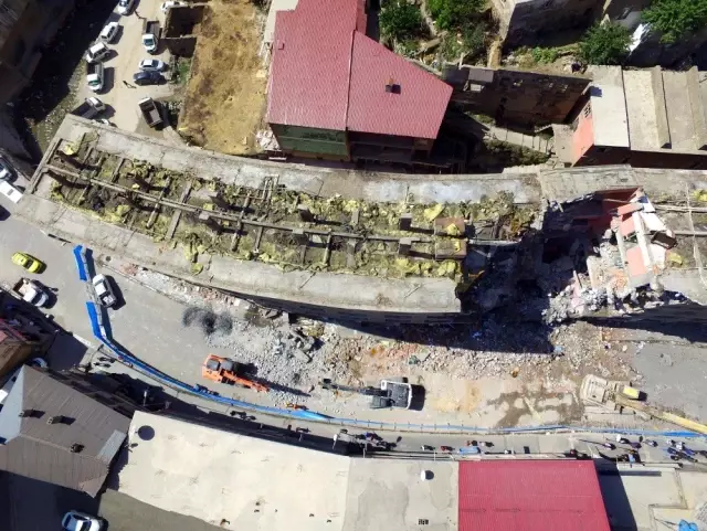Bitlis'te dere üstü ıslah projesi kapsamında yıkımlar başladı Bitlis'te dere üstü ıslah projesi kapsamında yıkımlar başladı