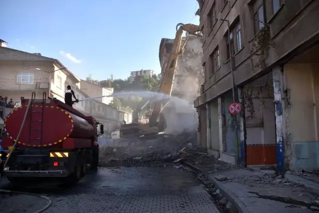 Bitlis'te dere üstü ıslah projesi kapsamında yıkımlar başladı Bitlis'te dere üstü ıslah projesi kapsamında yıkımlar başladı