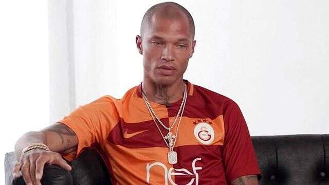 'Dünyanın en yakışıklı mahkumu' Galatasaray forması giydi!