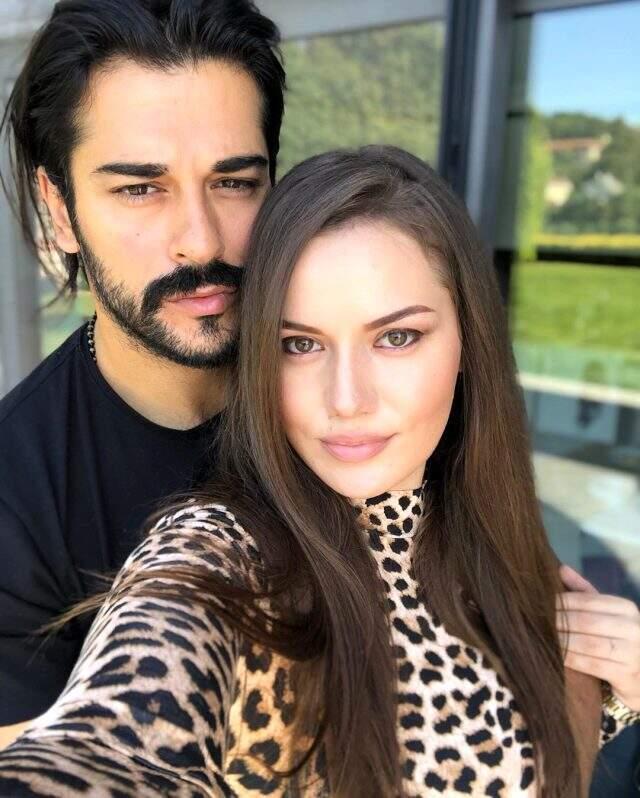 Fahriye Evcen'den, eşi Burak Özçivit'le aşk paylaşımı! Güzelliği ile büyüledi
