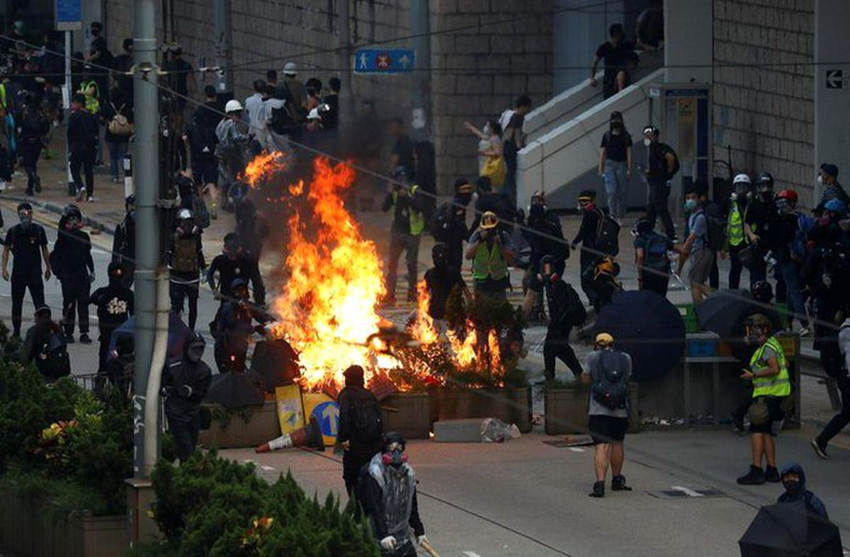Hong Kong polisi, göstericileri tespit etmek için mavi renkli su kullandı