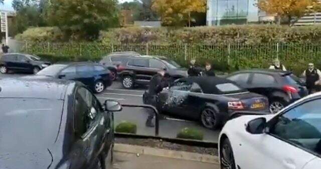 İngiltere'de polisten kaçan aracın köşeye sıkıştırıldığı anlar kamerada