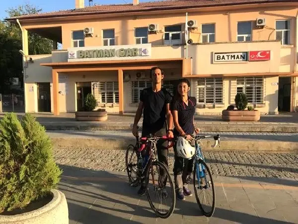 İzmirli çift, bisikletle 80 günde 80 şehri gezdi İzmirli çift, bisikletle 80 günde 80 şehri gezdi