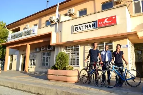 İzmirli çift, bisikletle 80 günde 80 şehri gezdi İzmirli çift, bisikletle 80 günde 80 şehri gezdi