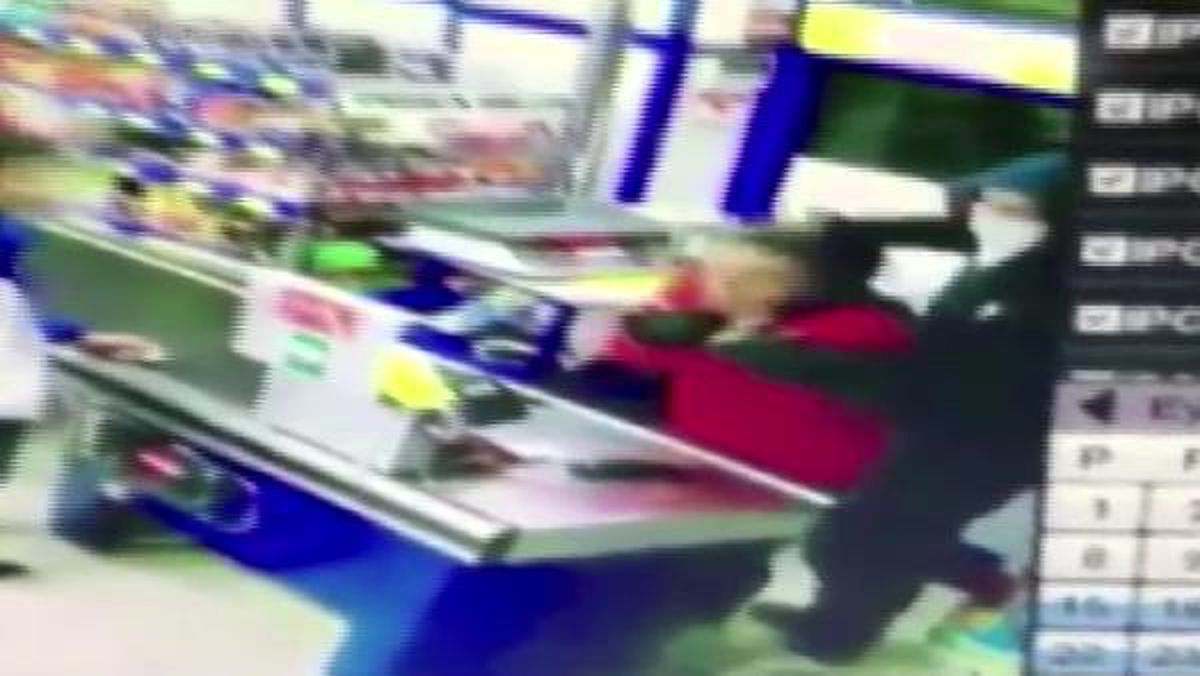 Yüzü maskeli gaspçının, kadın kasiyerin boğazına bıçak dayadığı anlar kamerada