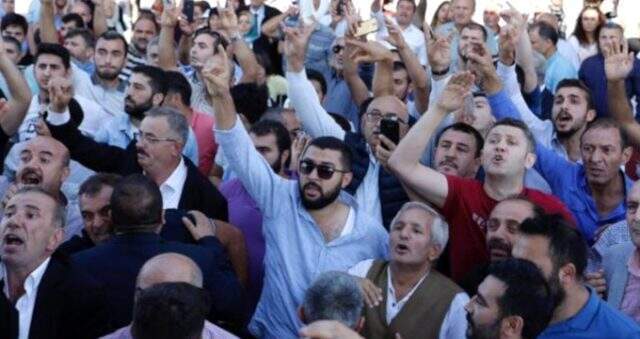 Karamollaoğlu'nun konuşması bozkurt işareti yapan grup tarafından engellenmek istedi