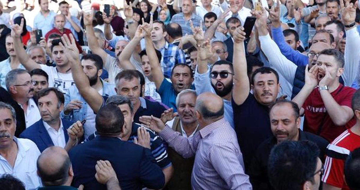 Karamollaoğlu'nun konuşması bozkurt işareti yapan grup tarafından engellenmek istendi