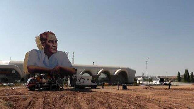 Kırşehir'de, şehir merkezi girişine dev atatürk posteri asıldı