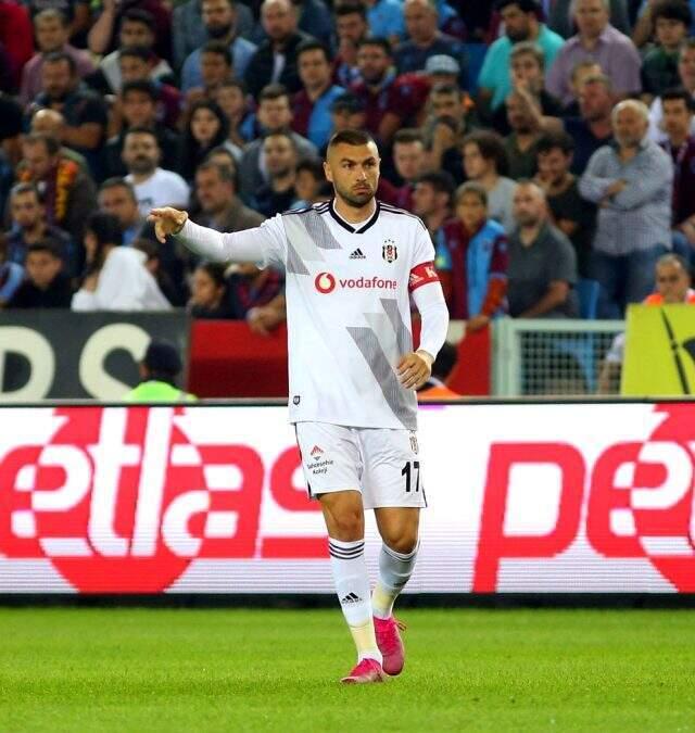Maç öncesi Trabzonsporlular Burak Yılmaz'ı önce tribüne çağırıp sonra ıslıkladılar