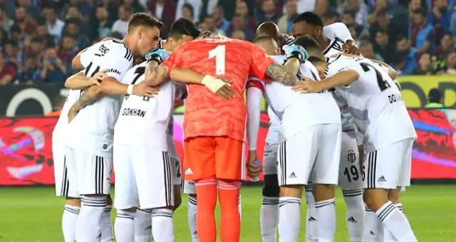 Maç öncesi Trabzonsporlular, Burak Yılmaz'ı önce tribüne çağırıp sonra ıslıkladı