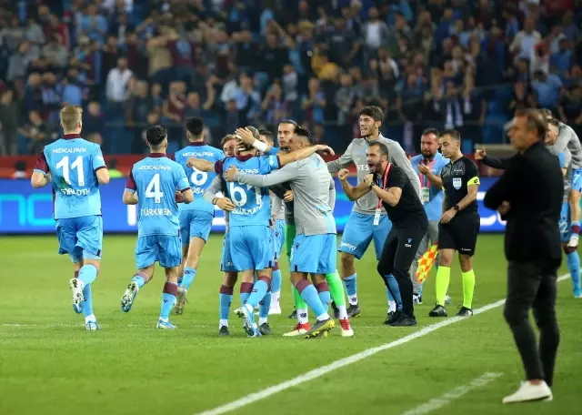 Maç sonunda stat hoparlöründen 'Göklerde kartal gibiydim' şarkısı çalındı! Maç sonunda stat hoparlöründen 'Göklerde kartal gibiydim' şarkısı çalındı!