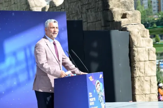 Milli Eğitim Bakanı Ziya Selçuk Mars'ta Hayat Hikaye yarışmasının birincisine ödül verdi Milli Eğitim Bakanı Ziya Selçuk Mars'ta Hayat Hikaye yarışmasının birincisine ödül verdi