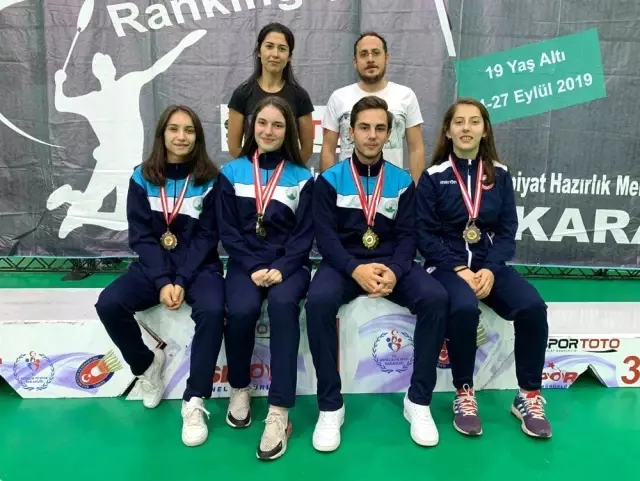 Osmangazili badmintoncular madalyaları topladı - Spor