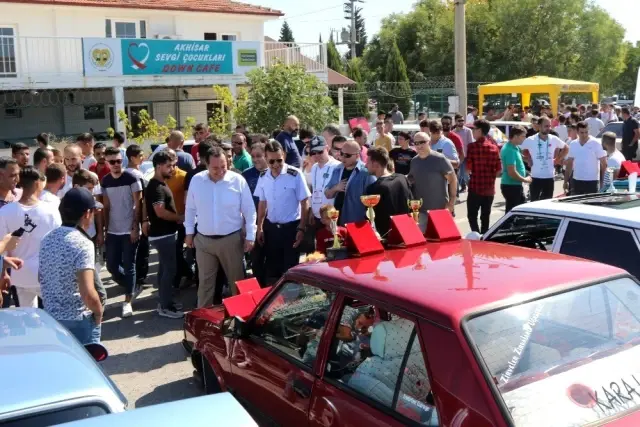 Otomobil tutkunları Akhisar AutoFest'e akın etti Otomobil tutkunları Akhisar AutoFest'e akın etti