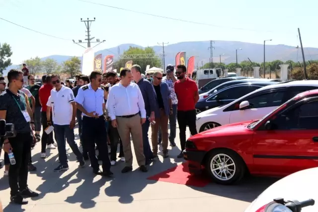 Otomobil tutkunları Akhisar AutoFest'e akın etti Otomobil tutkunları Akhisar AutoFest'e akın etti