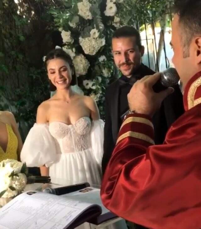 Oyuncu Fulya Zenginer Kuntay Tarık Evren ile dünyaevine girdi