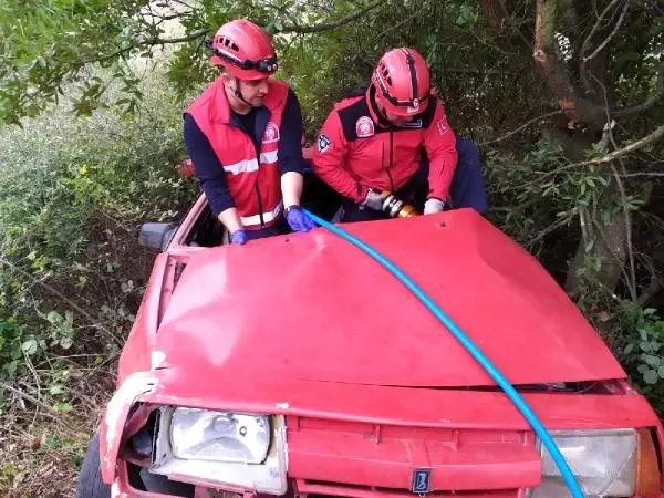 Savaştepe'de otomobil tarlaya uçtu: 1 ölü, 1 yaralı