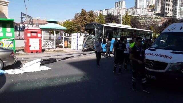 Ankara'da halk otobüsü durağa çarptı! Olay yerinden ilk görüntüler