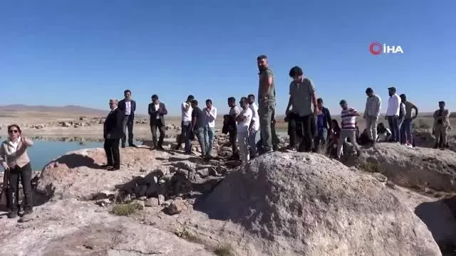 ASÜ arkeoloji öğrencileri ilk dersini Güvercinkayası'nda uygulamalı olarak işledi ASÜ arkeoloji öğrencileri ilk dersini Güvercinkayası'nda uygulamalı olarak işledi