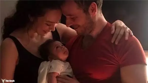 Azra Akın, 'Hem iş hem annelik zor olmayacak mı' sorusuna tepki gösterdi: Bu soru erkeklere... Azra Akın, 'Hem iş hem annelik zor olmayacak mı' sorusuna tepki gösterdi: Bu soru erkeklere...