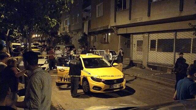 Bıçaklanan taksici gaspçı müşterisini kovaladı