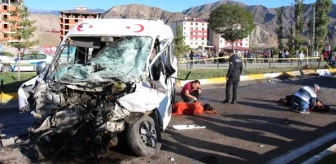 Büyükbaş yüklü kamyon öğrenci servisine çarptı: 3 yaralı