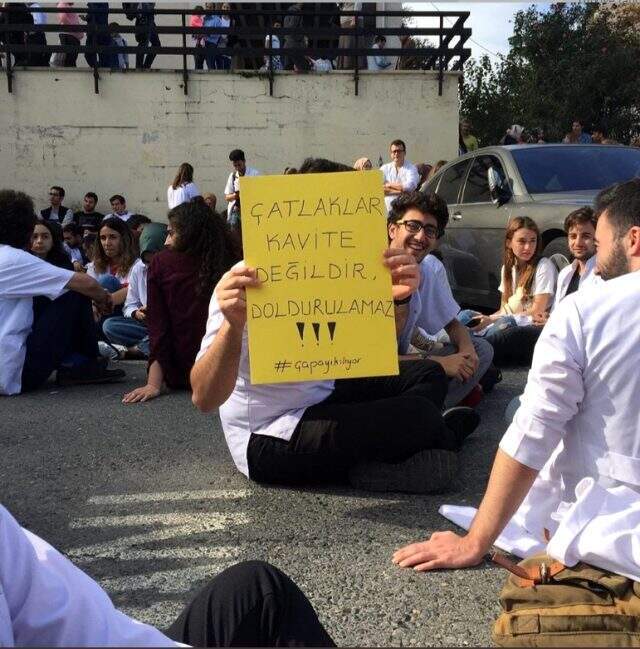 Çapa Tıp Fakültesi'ndeki çatlakları sıvayla kapattılar