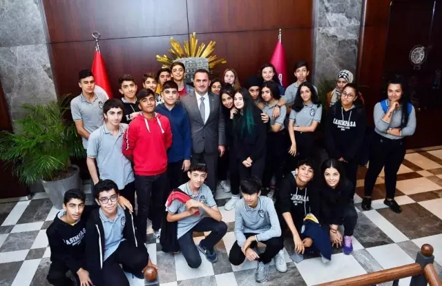 Genç seyyahlar Beyoğlu'nu geziyor Genç seyyahlar Beyoğlu'nu geziyor