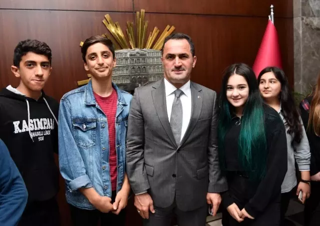 Genç seyyahlar Beyoğlu'nu geziyor Genç seyyahlar Beyoğlu'nu geziyor