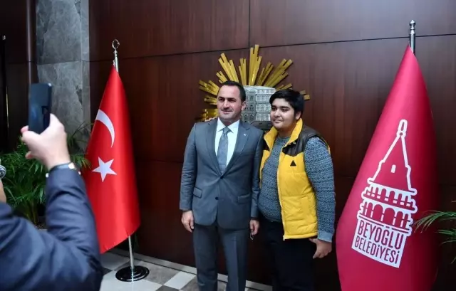 Genç seyyahlar Beyoğlu'nu geziyor Genç seyyahlar Beyoğlu'nu geziyor