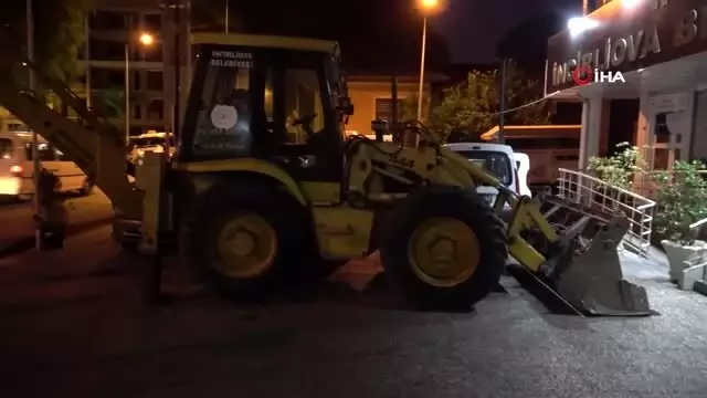 Haciz edilmek istenen makam arabasını iş makinesiyle korudular Haciz edilmek istenen makam arabasını iş makinesiyle korudular